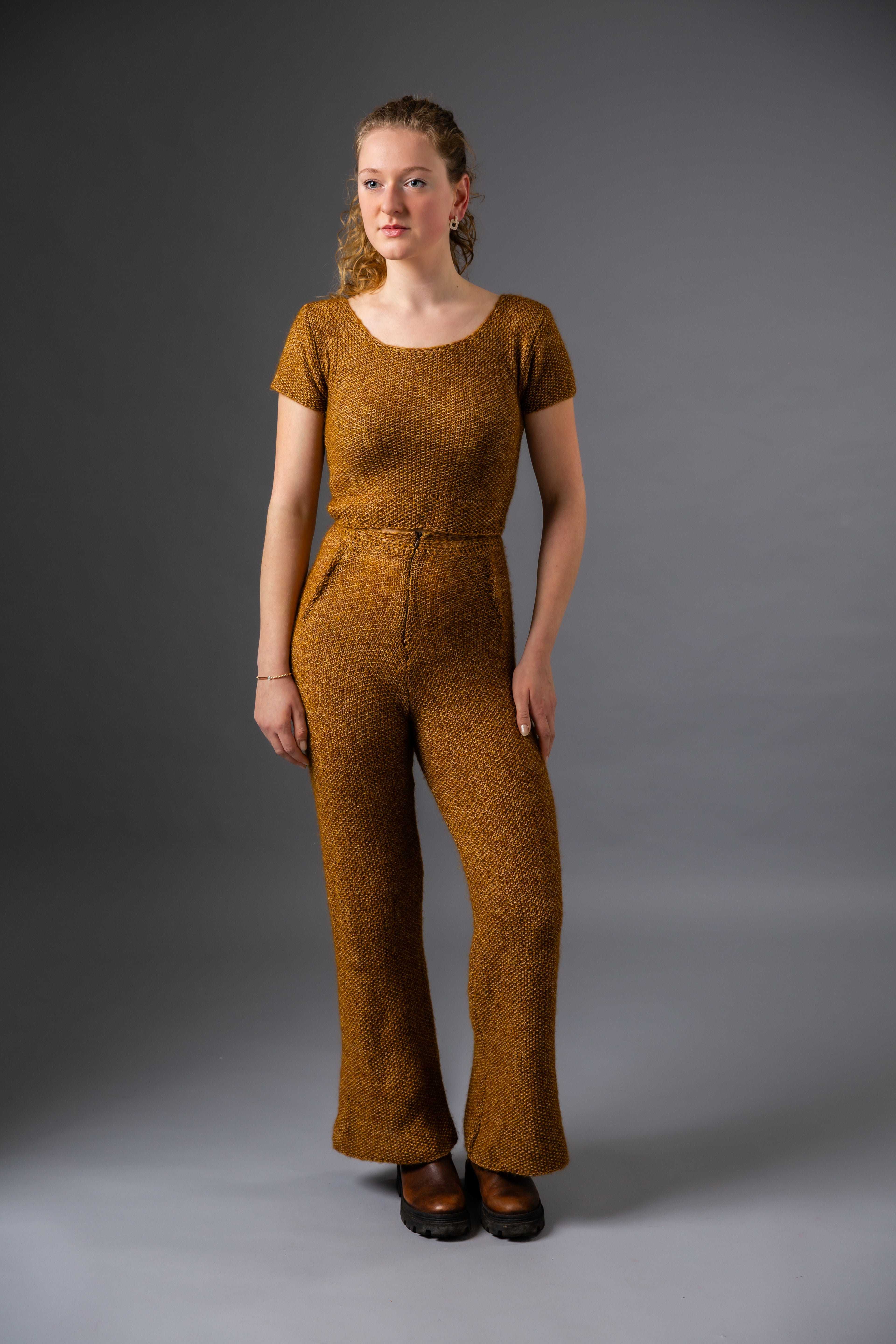 Golden Solistice Pants im angezogenen Zustand – weich fallend, handgearbeitet in Deutschland