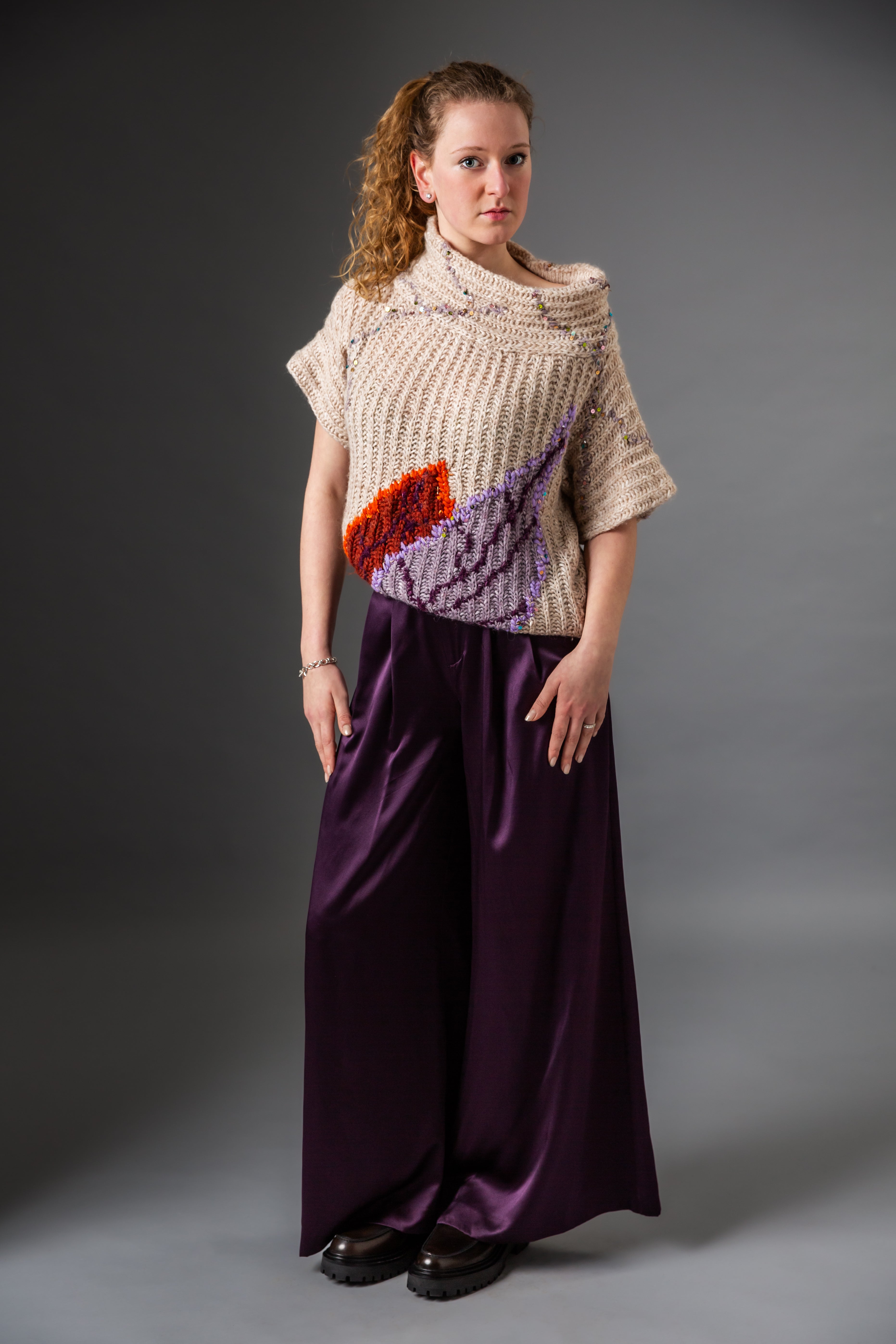 Kurzarm-Rollkragenpullover aus Kaschmir mit Intarsien in Orange und Violett