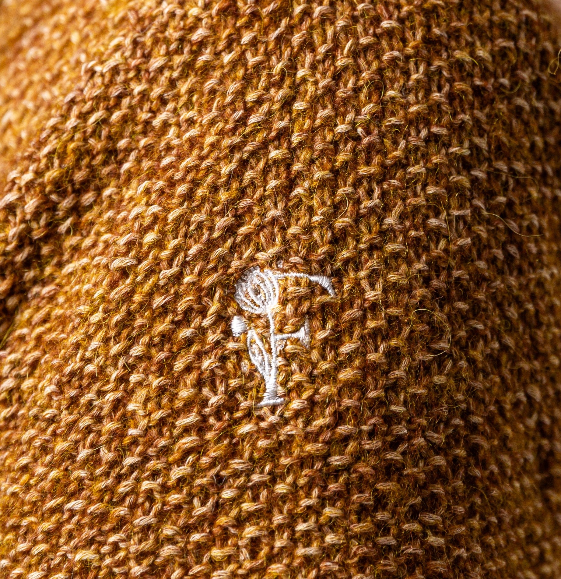 Detailaufnahme der Stickerei an der Seitennaht