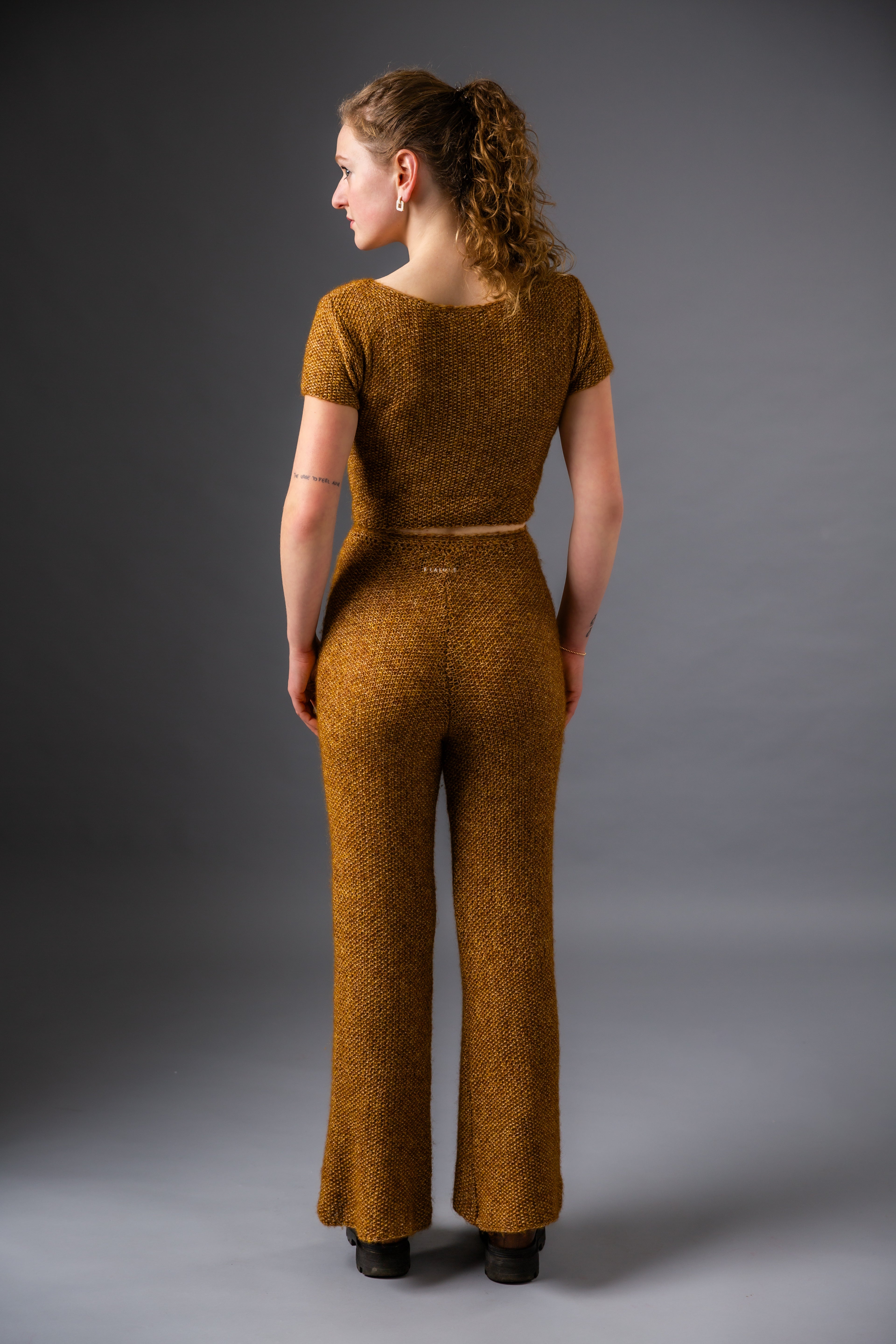 Rückansicht der fließenden maßgefertigten Strickhose aus Alpaka-Suri-Seide