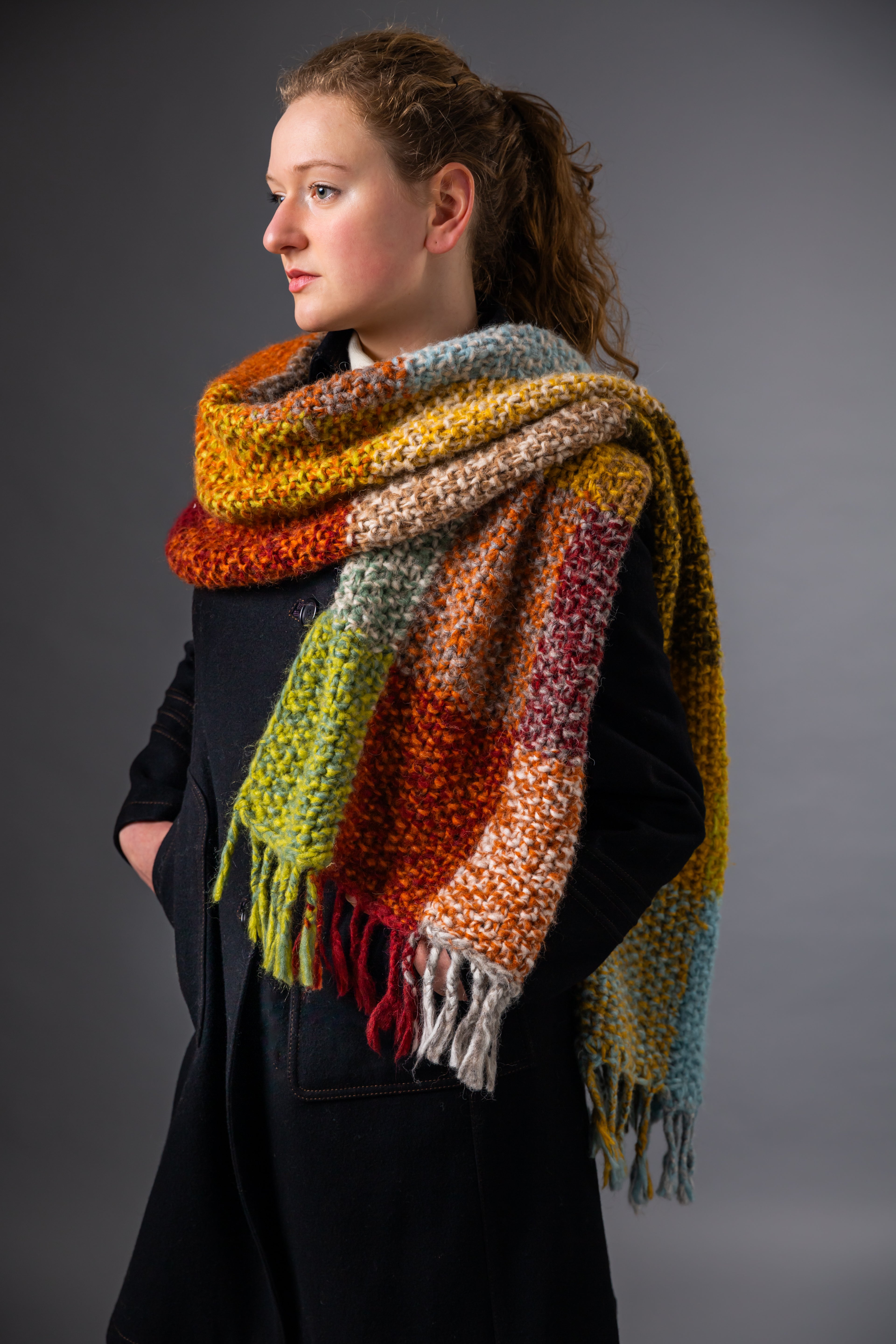 Großer Schal aus grobem Couture-Strick mit farbigen Blöcken