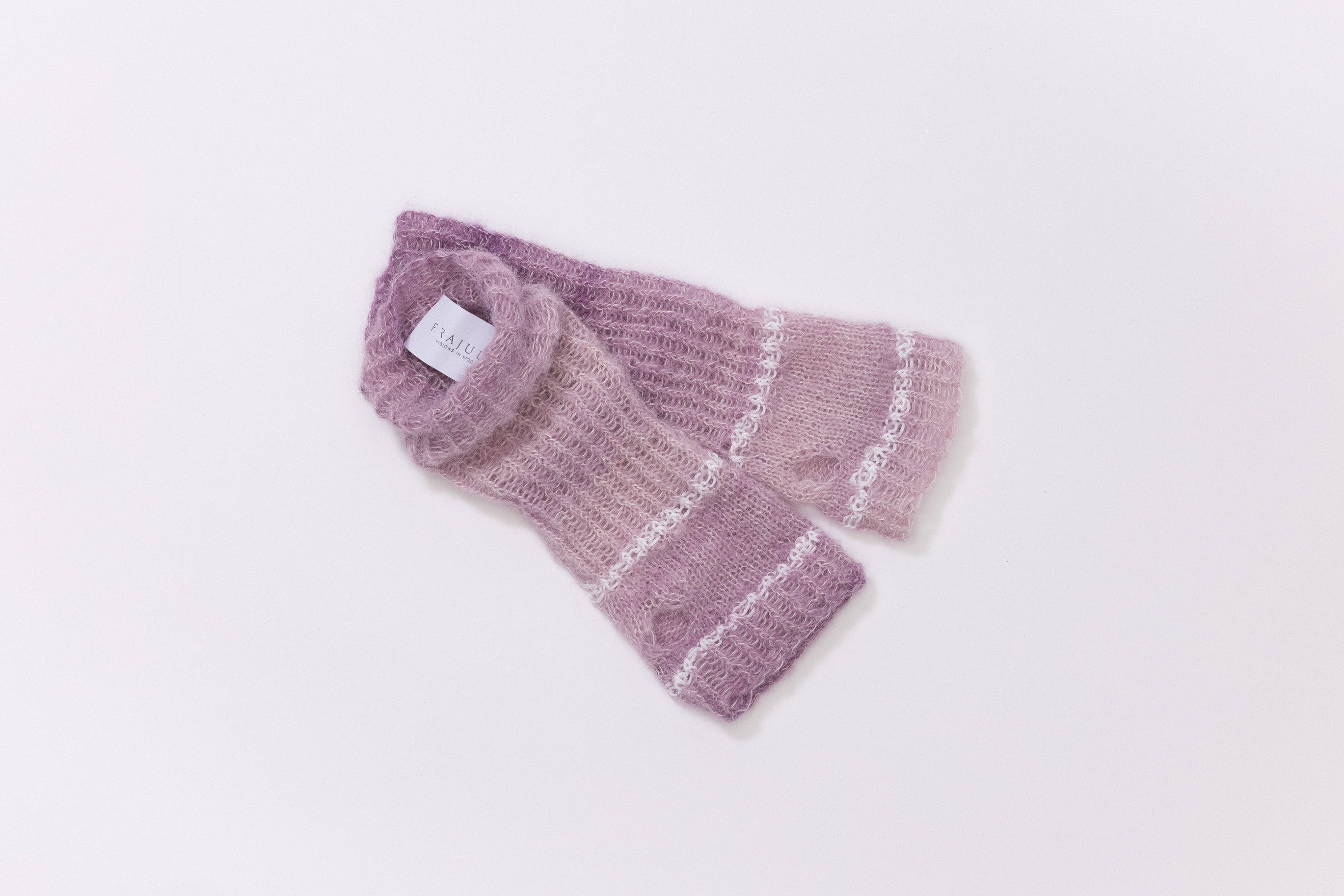 Fliederweiße Pulswärmer aus feinem Alpaka-Seide-Garn, mit Daumenloch und schimmernden Pailletten, auf hellem Untergrund