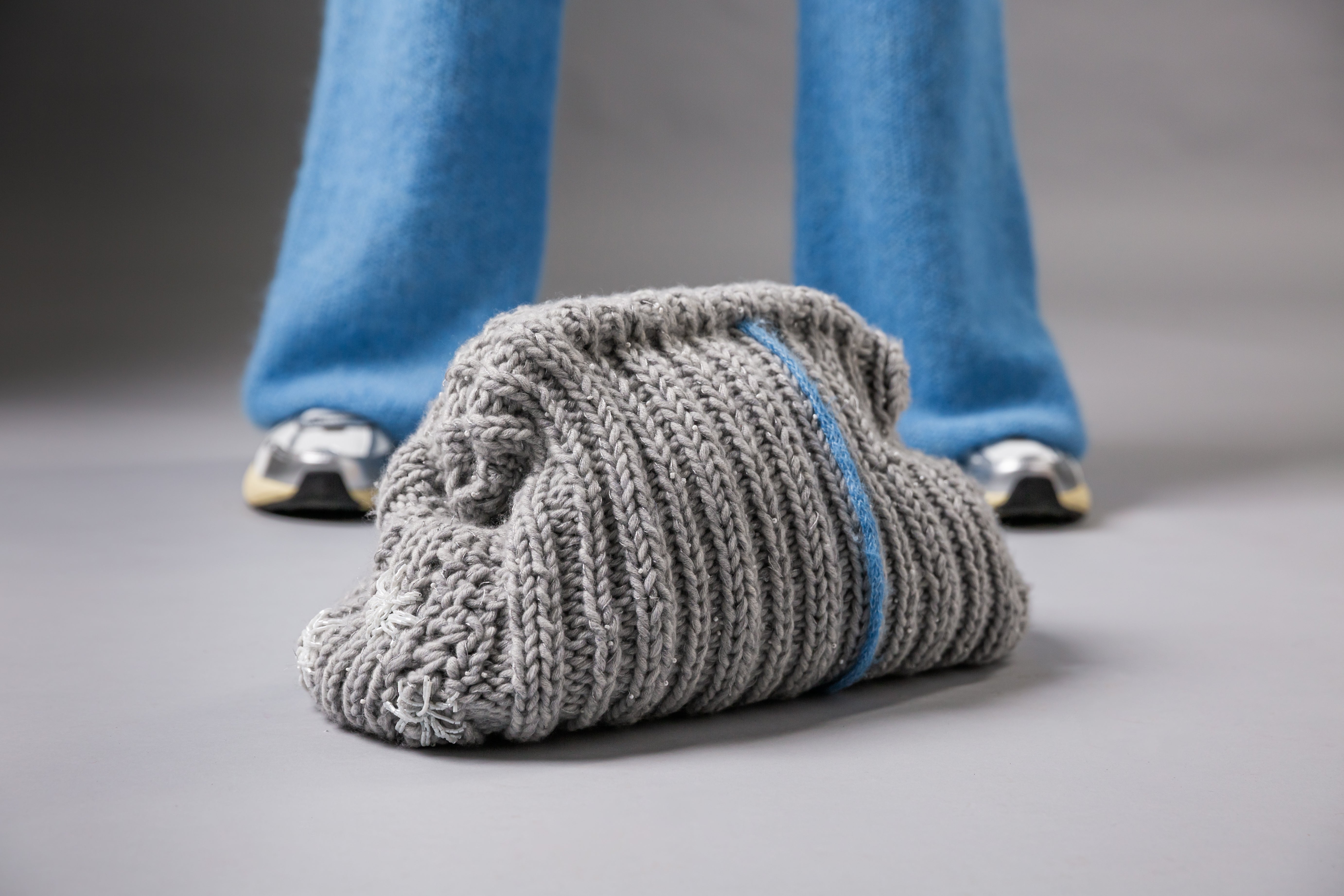 Kaschmir-Clutch mit silbernem Futter und handgestickten Blüten