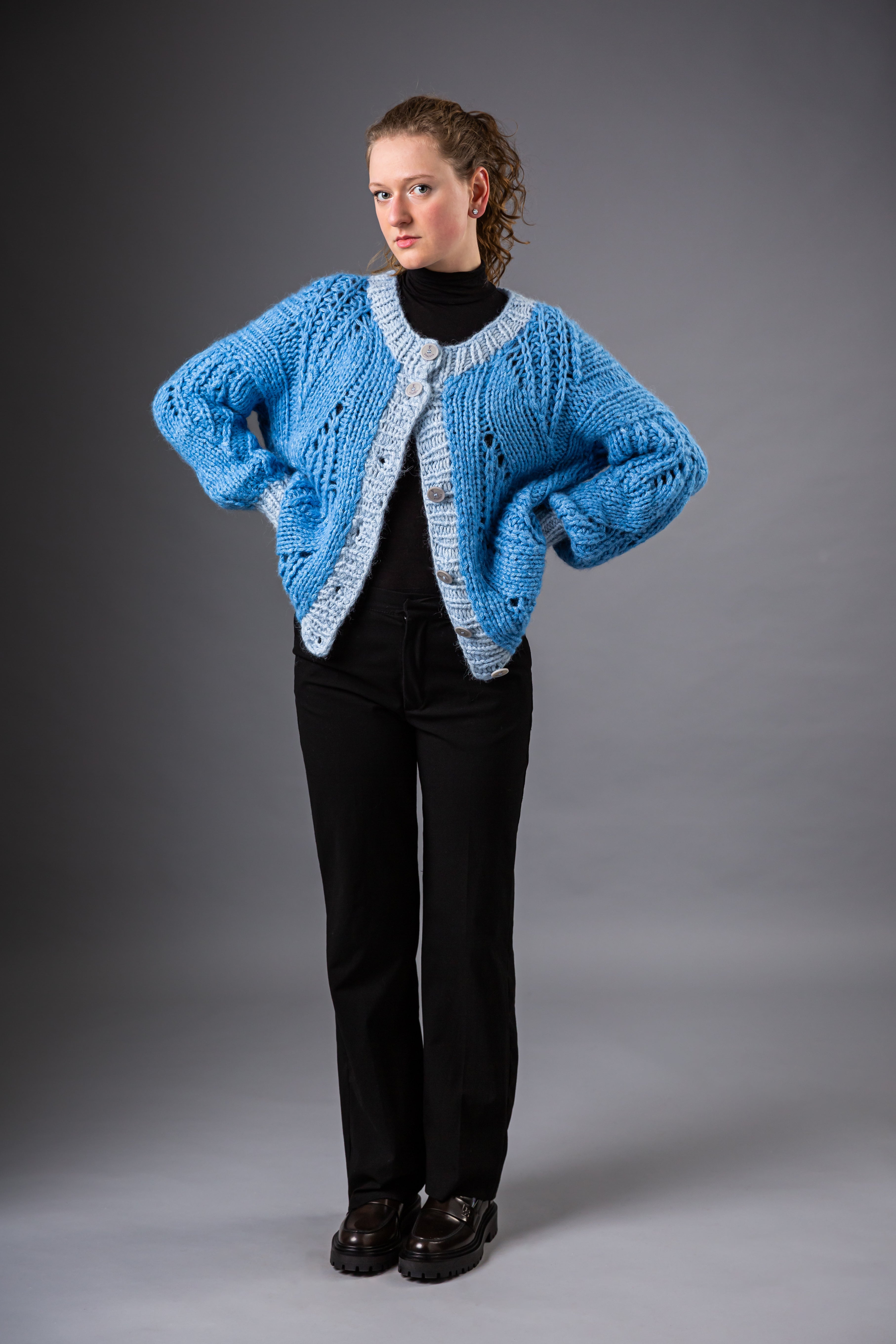 Handgearbeiteter Cardigan aus Alpaka-Seide mit plastischen Cords und Steinnussknöpfen