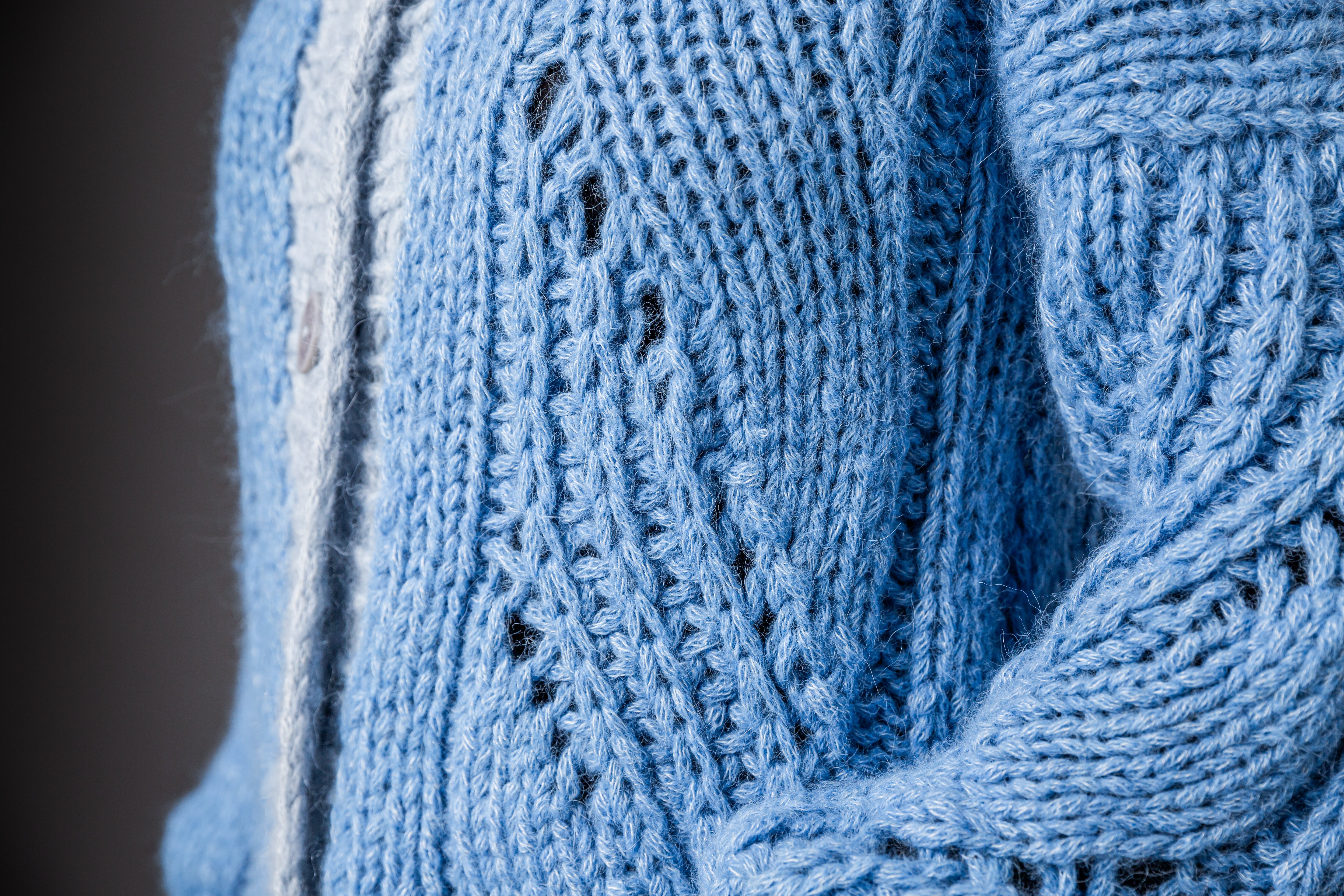 Nahaufnahme der strukturierten Cords und Knöpfe aus Steinnuss