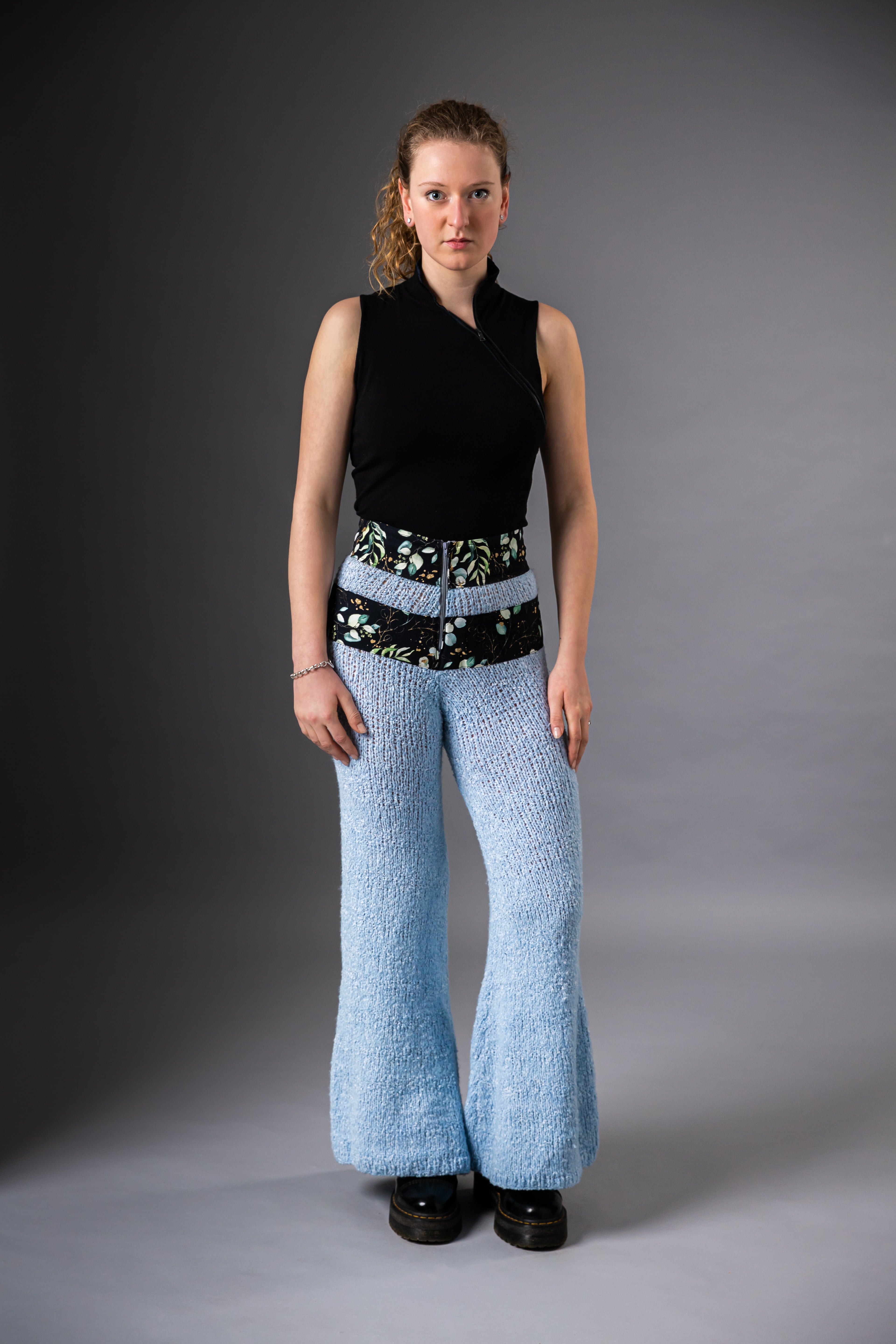 Weit geschnittene Hose aus Alpaka-Seide mit applizierten Blütenbahnen