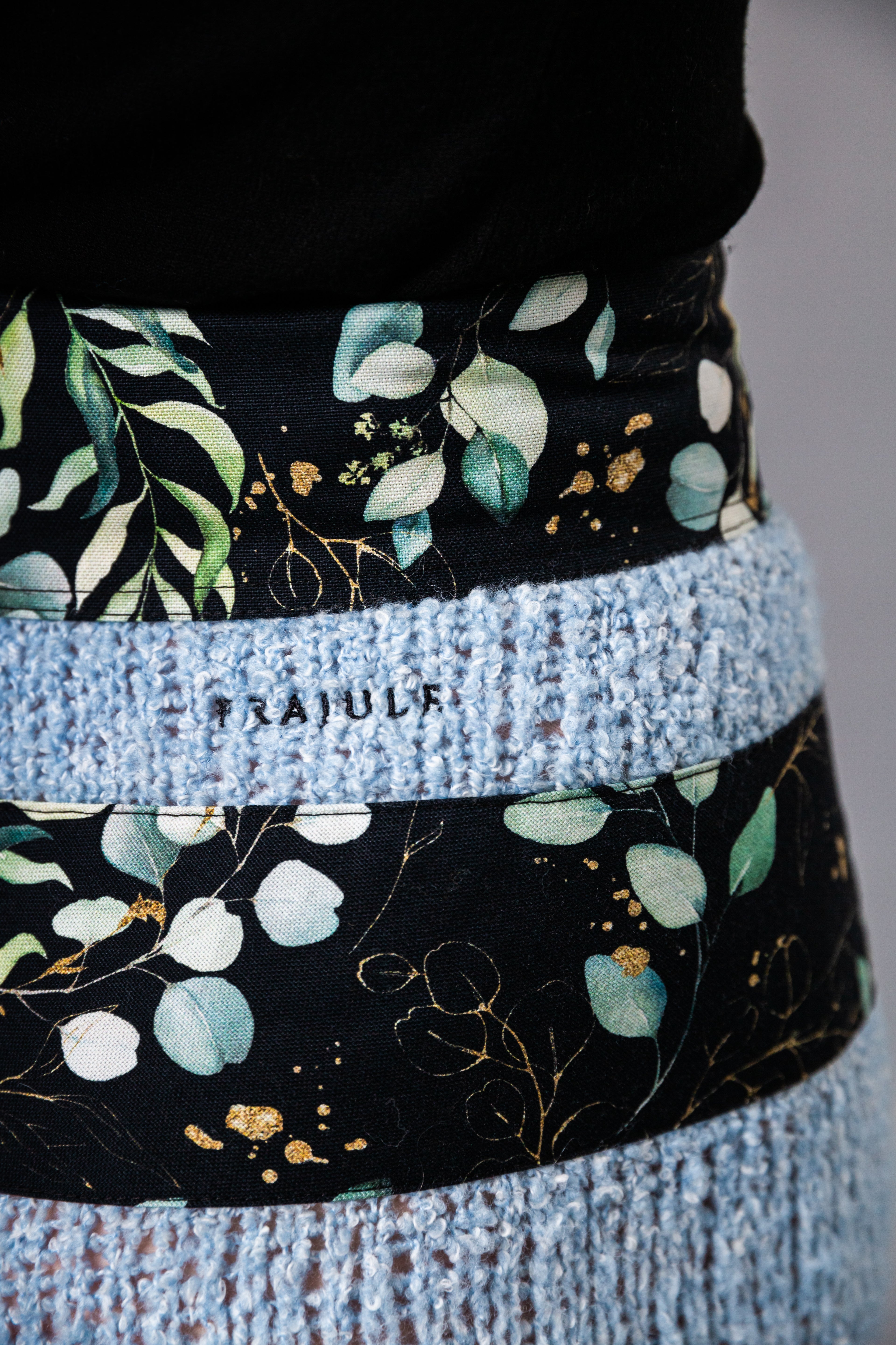 Detailaufnahme der applizierten Blüten auf der Seite der Couture-Hose