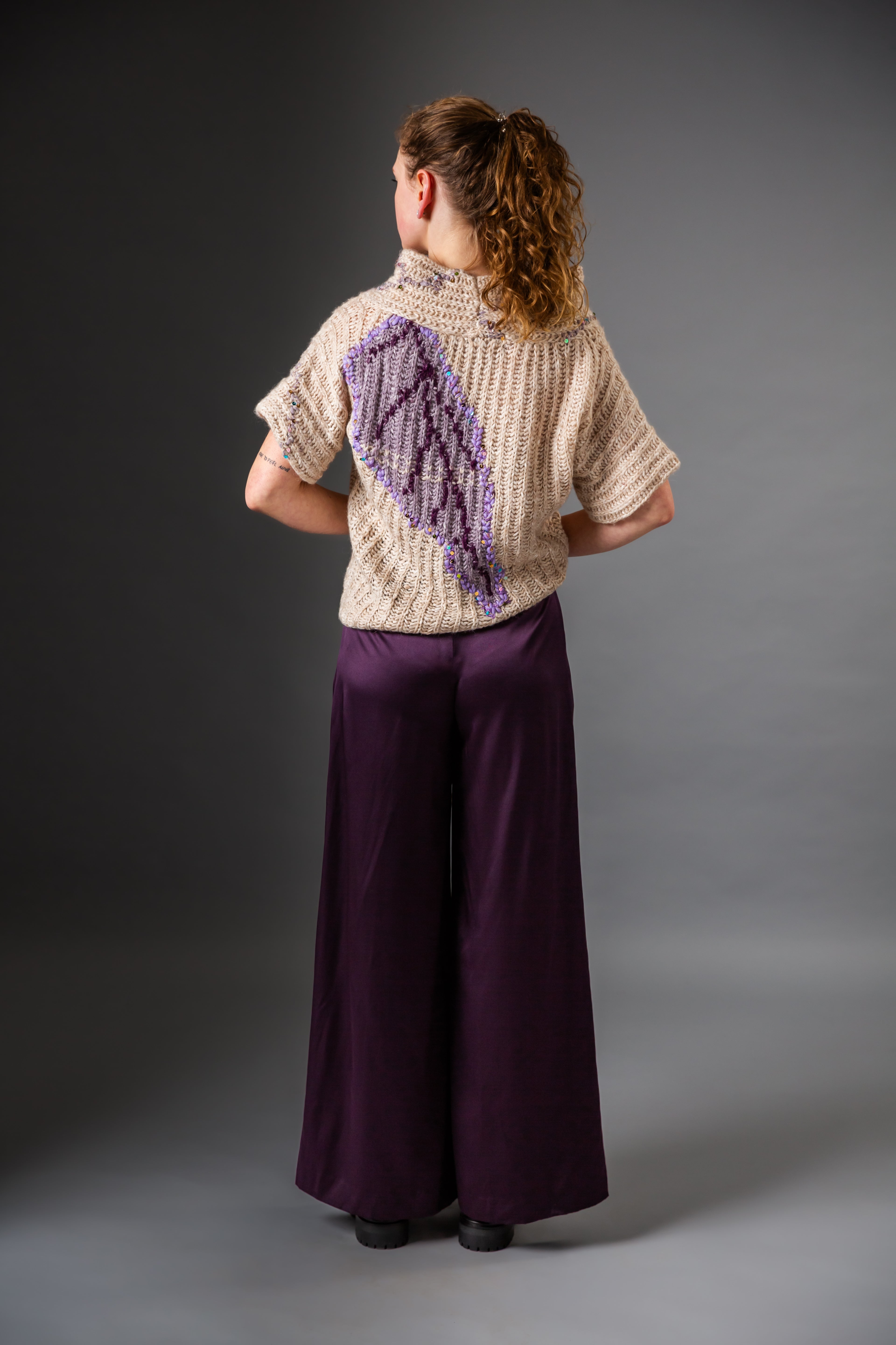 Rückansicht des Magma Splendor Pullovers mit Rollkragen und künstlerischem Blattmuster