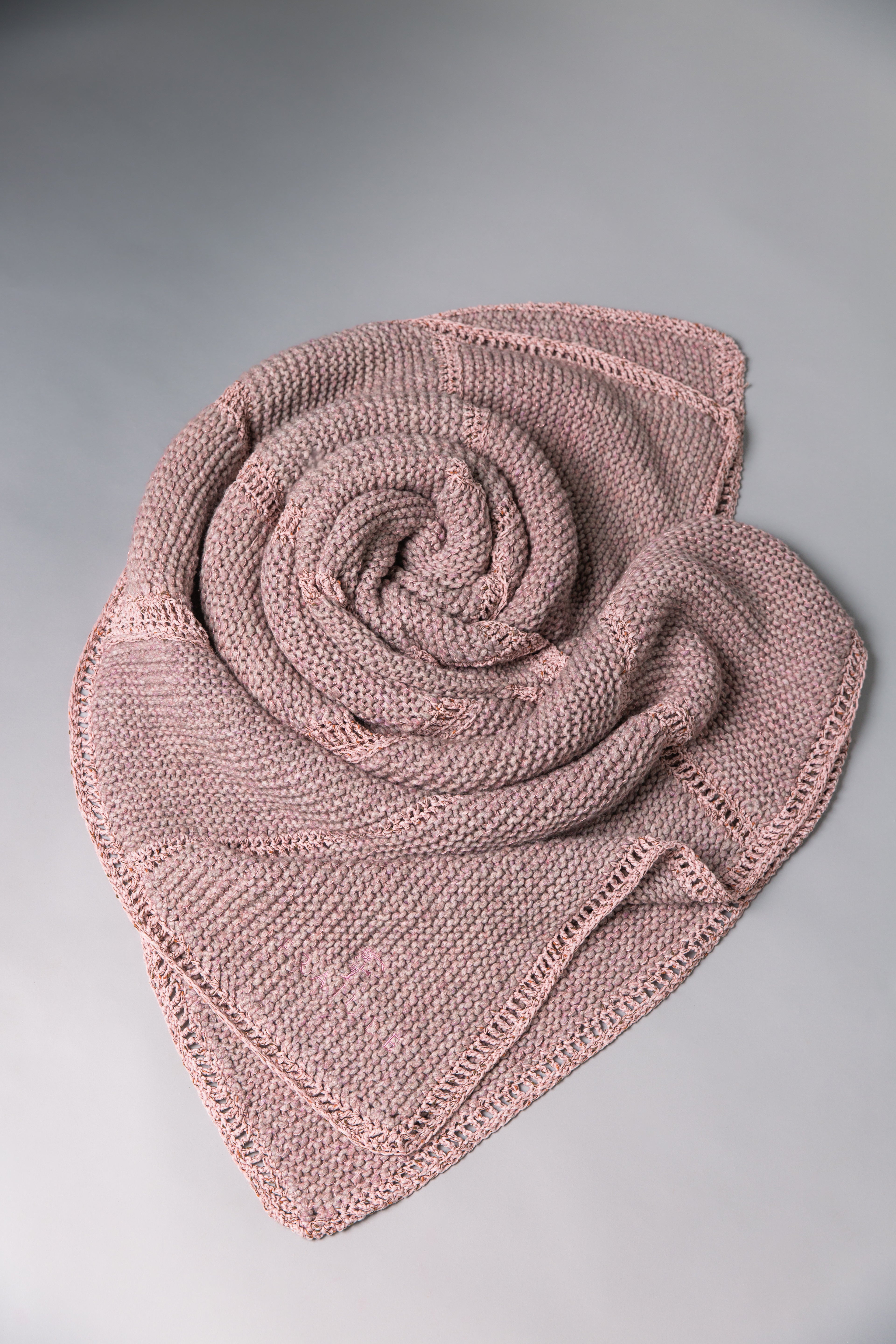 Große Maxidecke mit Häkelintarsien aus Naturgarnen