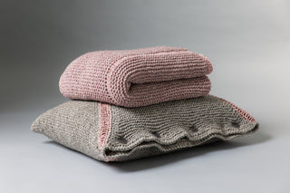 Loungedream XL - Maxi blanket and 8 corresponding, different pillows made of wool, linen, silk and cotton with yak - a handmade dream