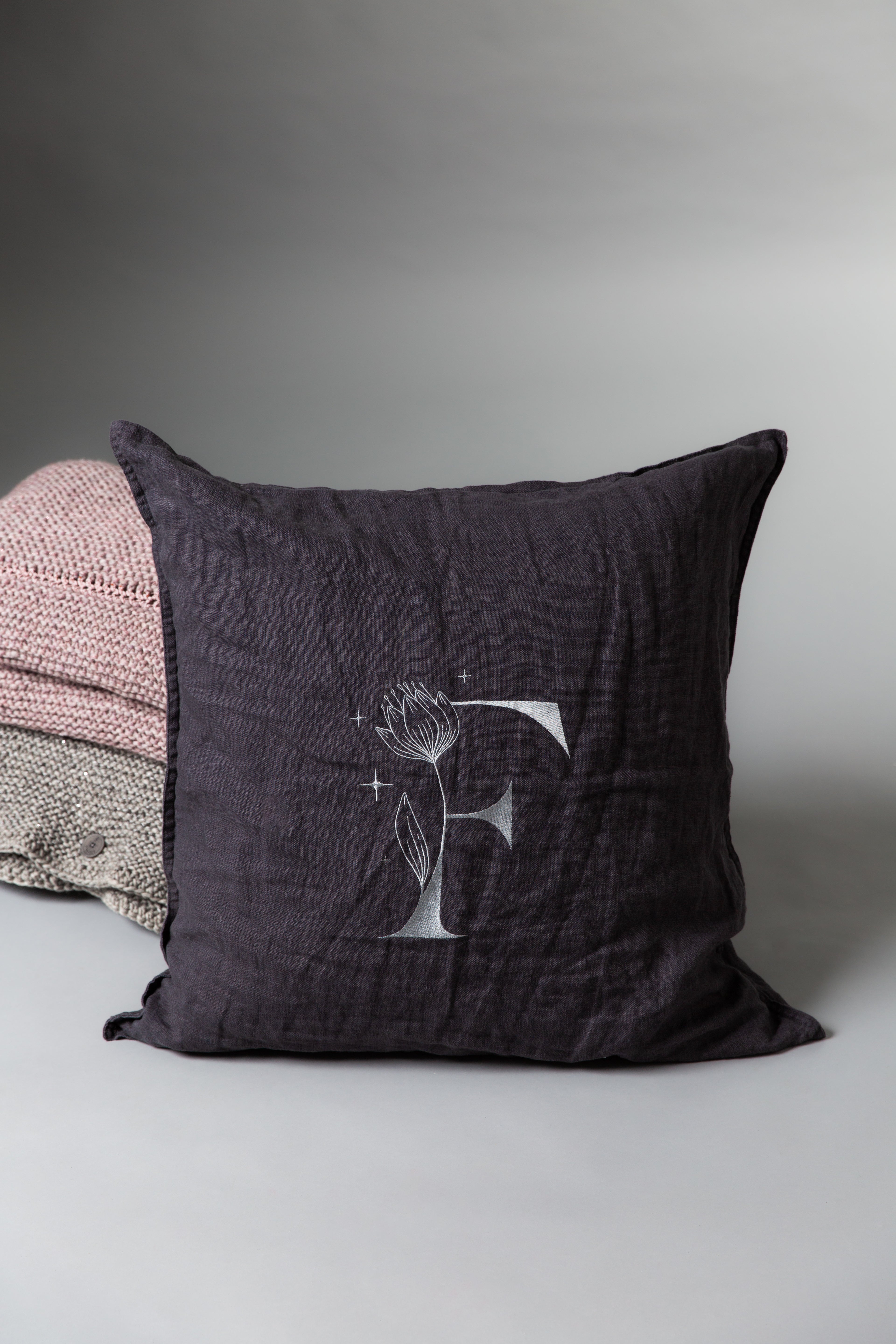 GRAY HARMONY - Kissen aus reinem Leinen mit großer Stickerei - Stille Stärke