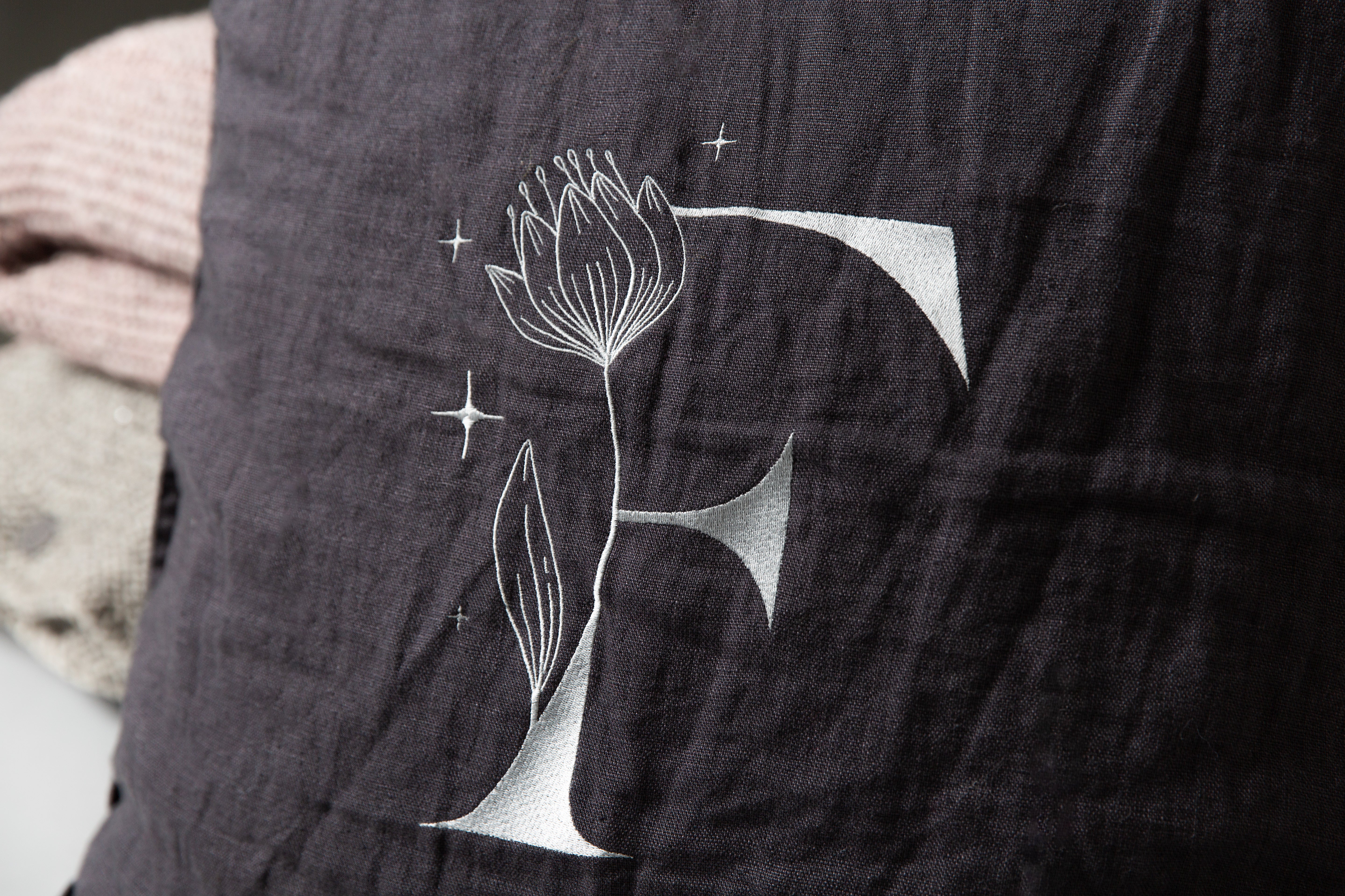 GRAY HARMONY - Kissen aus reinem Leinen mit großer Stickerei - Stille Stärke